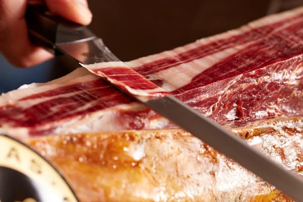 Đùi heo muối iberico 5J bàn tiệc giáng sinh