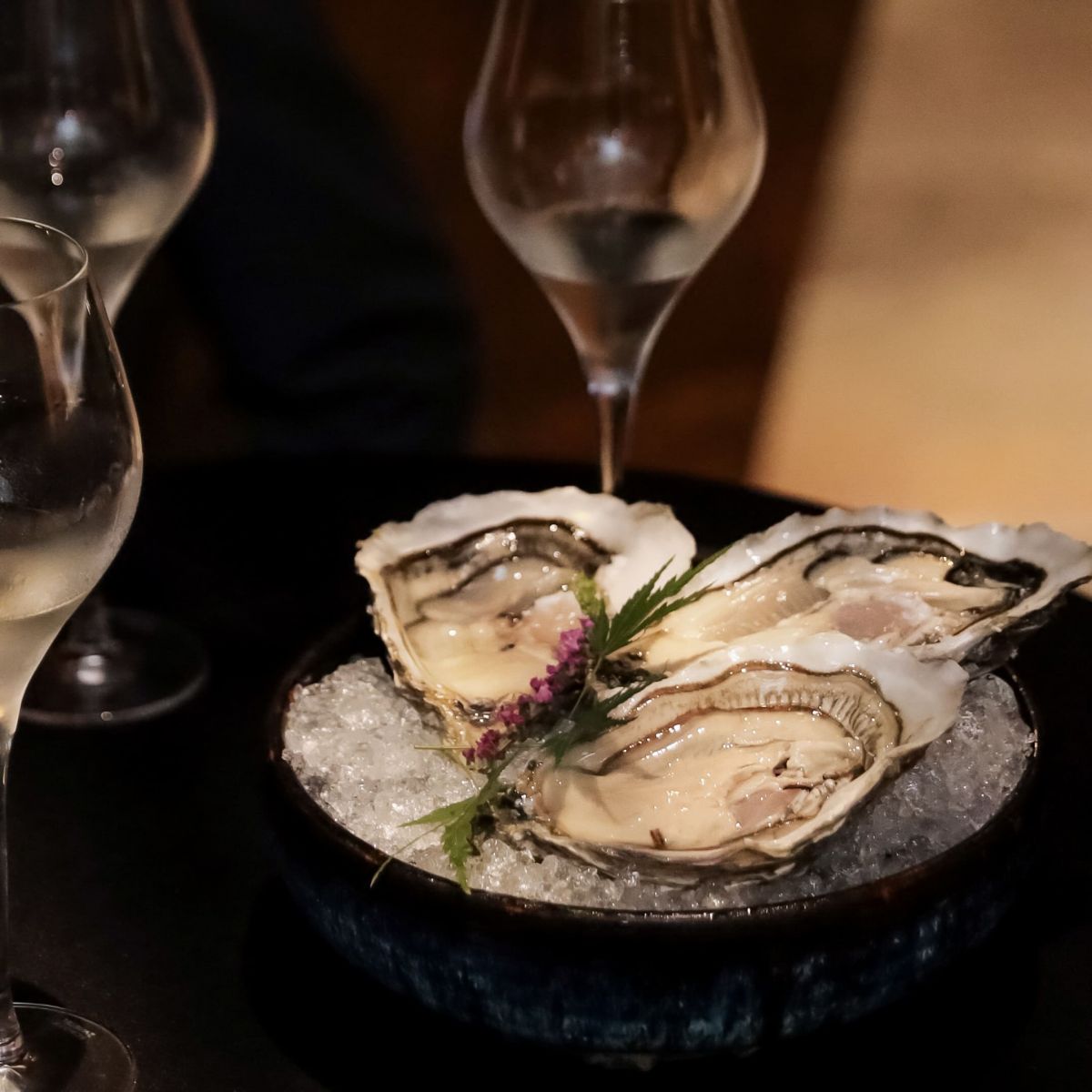 Hàu Gillardeau trên bàn tiệc cao cấp champagne