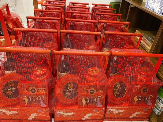 Maxim de paris hộp thiếc đỏ trứ danh