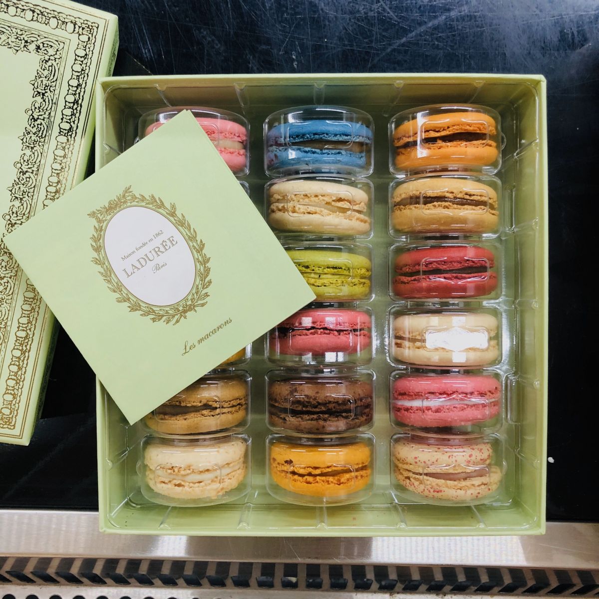 Mua Macaron Laduree chính hãng tại Hà Nội