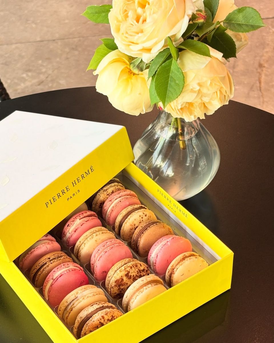 Thưởng thức bánh macaron ngon