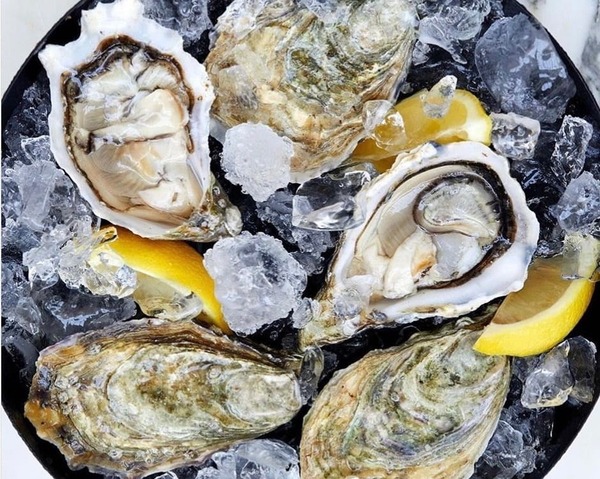 Thưởng thức hàu Pháp nhập khẩu cùng Chamoagne